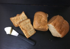 Smørbagte fuldkorns hvedeknopper med knust kardemomme